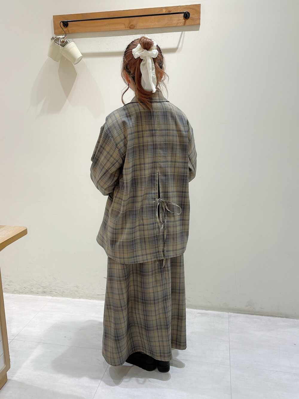 ブラウン系のノーカラージャケット、ホワイト系のTシャツ/カットソー、ブラウン系のワンピースを着用したレディースの春コーディネートの3枚目の写真