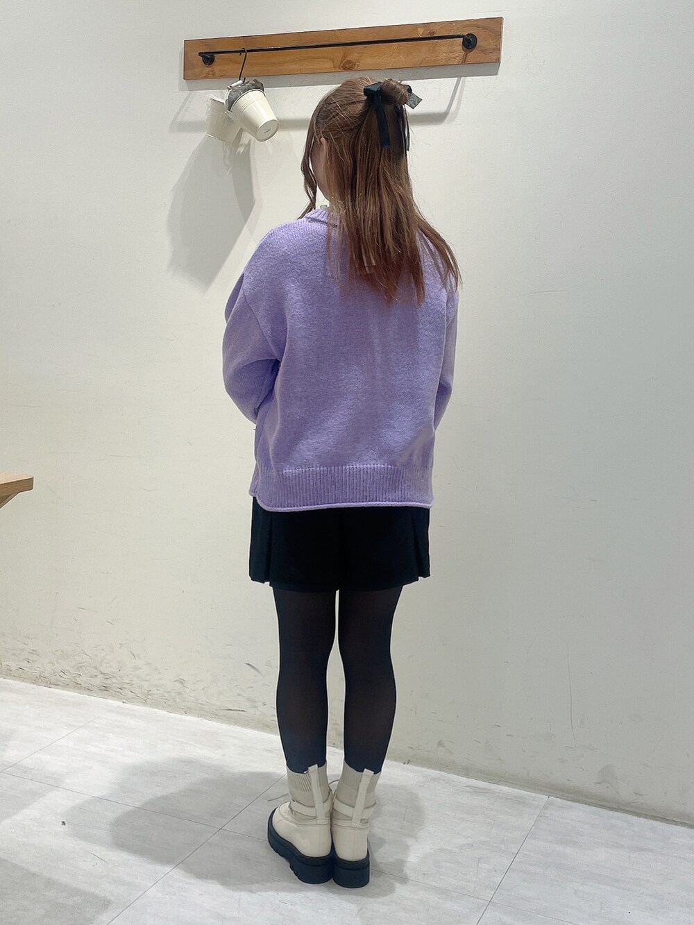 パープル系のニット/セーター、ホワイト系のTシャツ/カットソー、ブラック系のその他パンツを着用したレディースの冬コーディネートの3枚目の写真