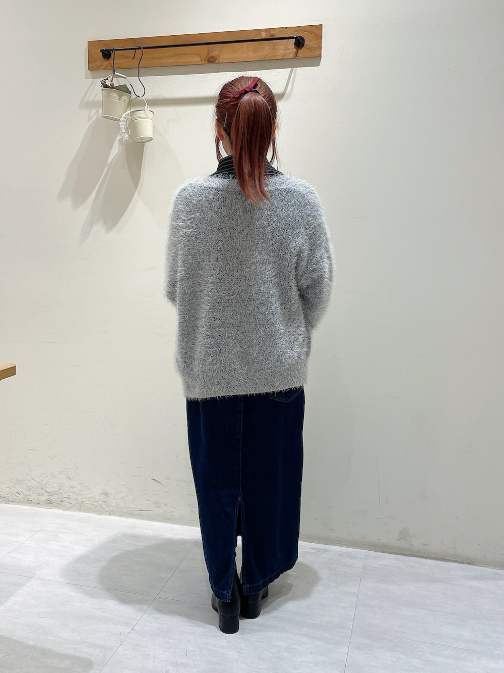 ブラック系のシャツ/ブラウス、ホワイト系のカーディガン/ボレロ、ベージュ系のハンドバッグを着用したレディースの秋コーディネートの3枚目の写真