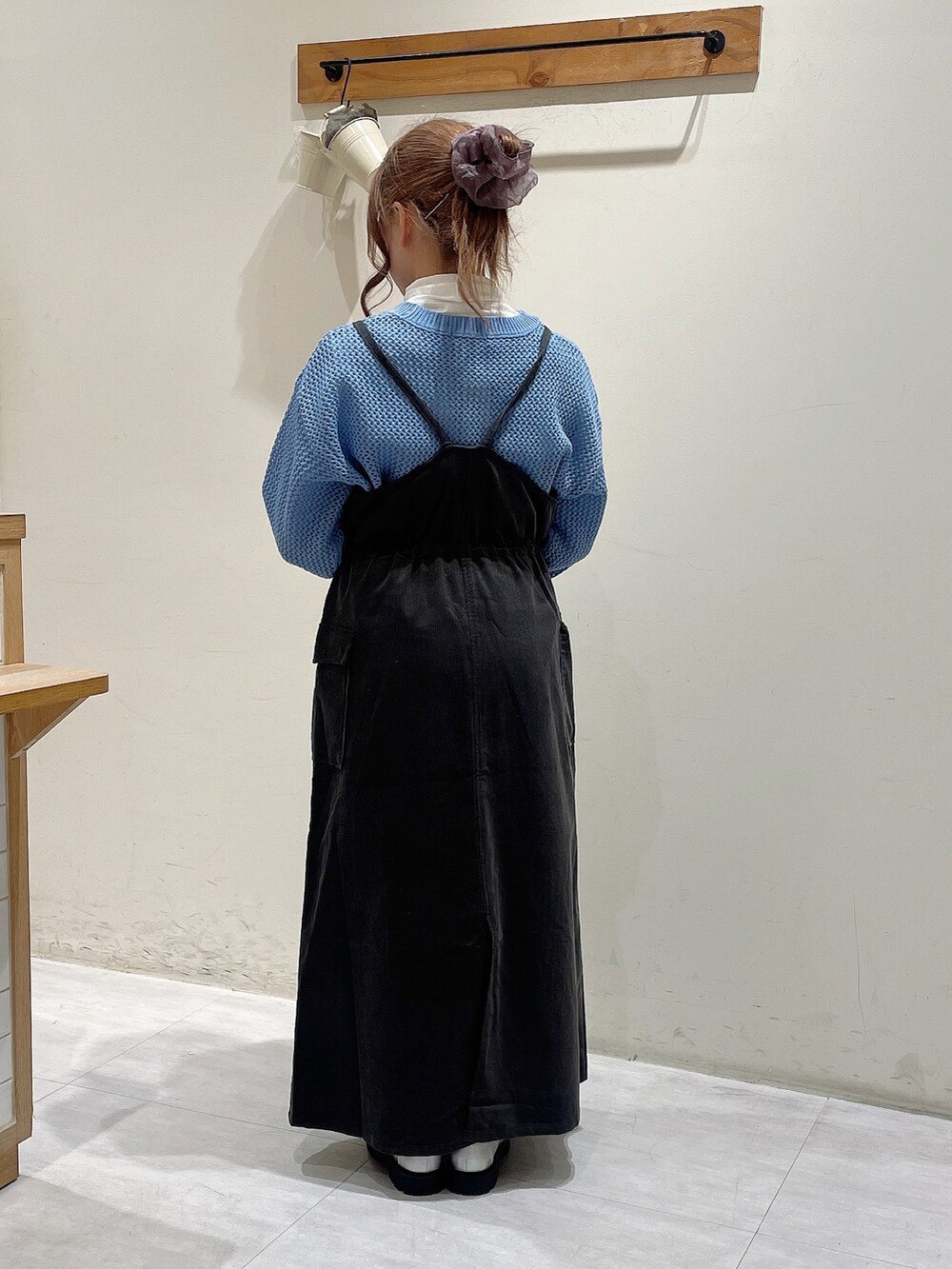 ブルー系のニット/セーター、ホワイト系のニット/セーター、グレー系のワンピースを着用したレディースの冬コーディネートの3枚目の写真