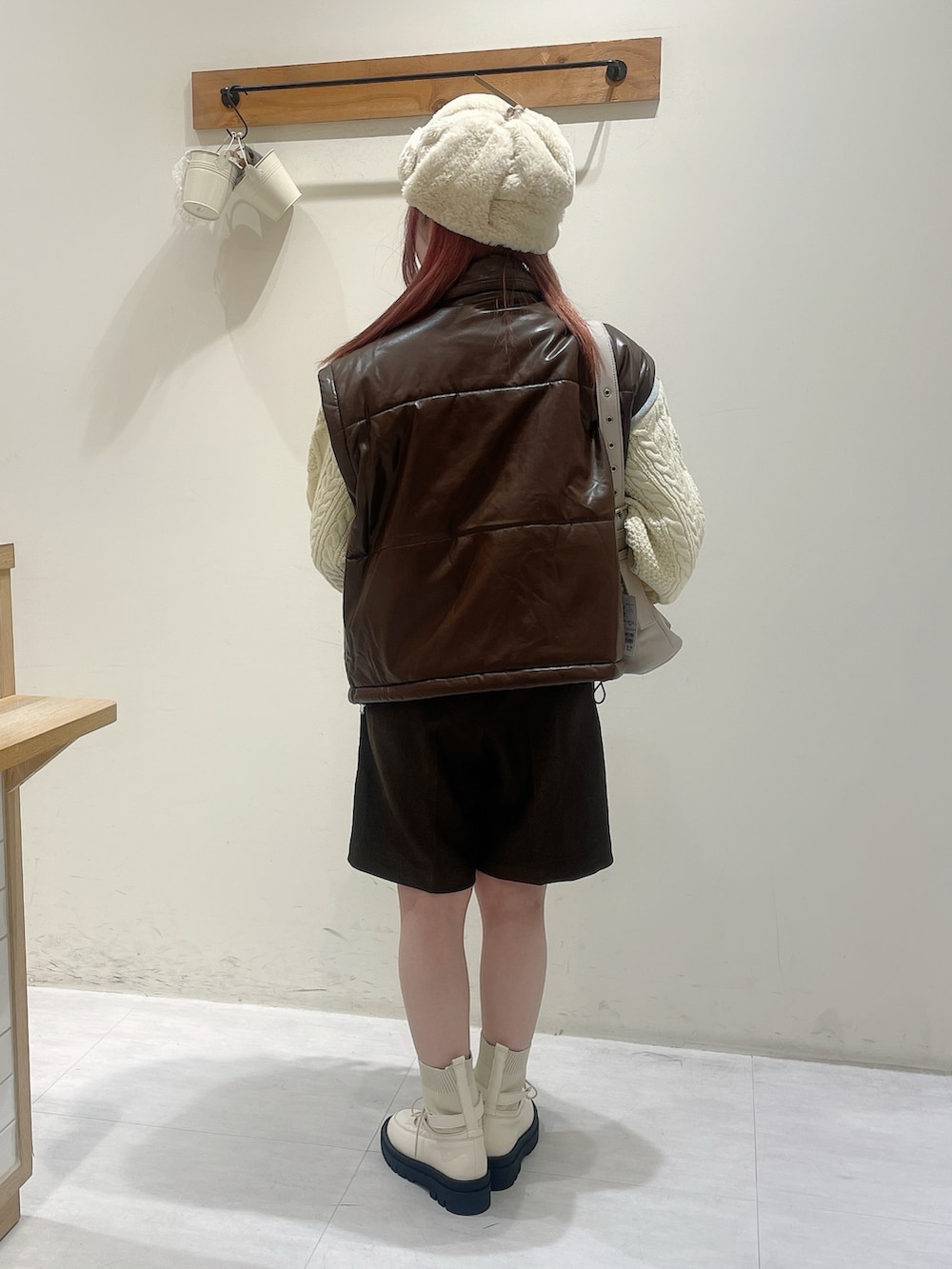 ブラウン系のノーカラージャケット、ブルー系のTシャツ/カットソー、ブラウン系のその他パンツを着用したレディースの秋コーディネートの4枚目の写真