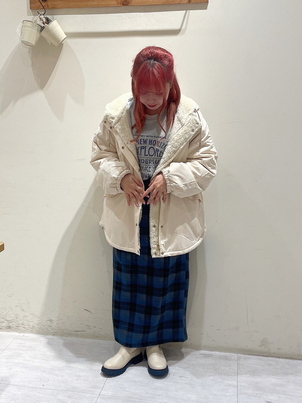 「Samansa Mos2 blue、低身長、冬コーデ、カジュアル、オトナカジュアル、きれいめカジュアル、お出かけコーデ、マウンテンパーカー、リバーシブル、ファー、スカート、チェック、スウェット、ブーツ」｜「Samansa Mos2 blueのロゴ入りビッグスウェット（Tシャツ/カットソー、グレー系）」を使った、ayuさん（レディース・150cm）の秋コーディネートの2枚目の写真