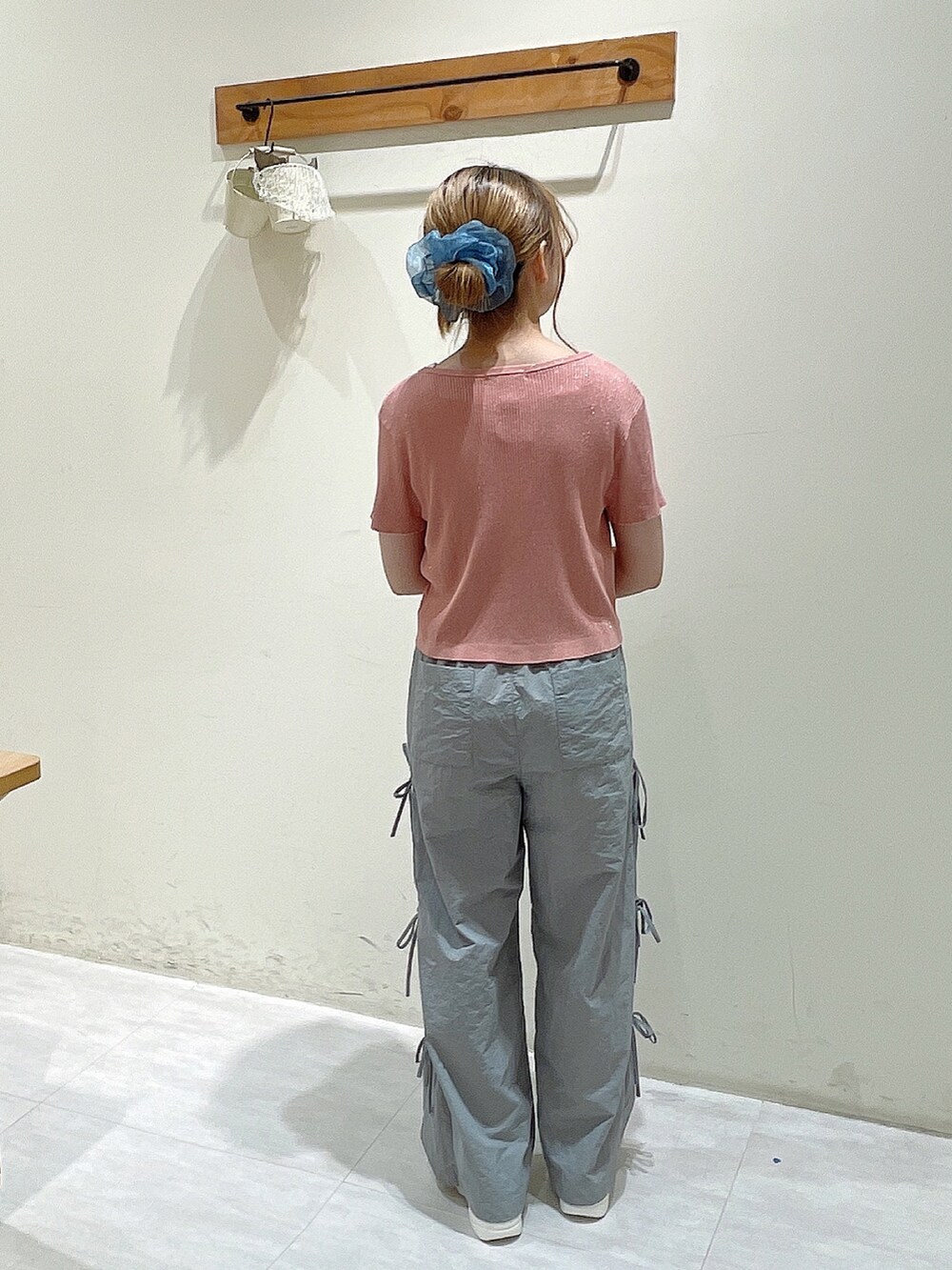 ピンク系のカーディガン/ボレロ、ホワイト系のタンクトップ、グレー系のその他パンツを着用したレディースの夏コーディネートの3枚目の写真