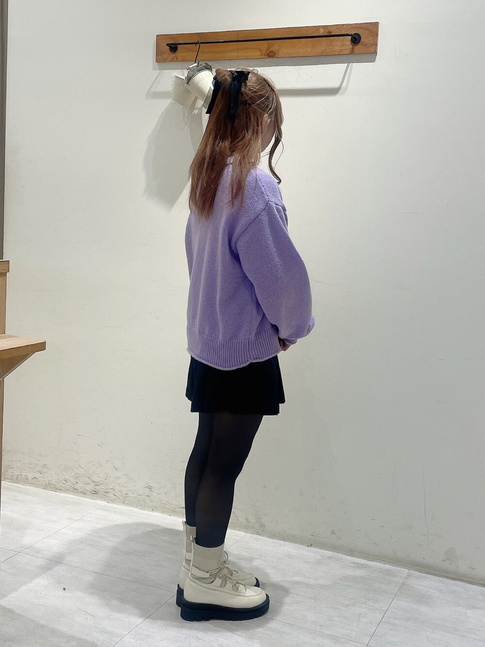 パープル系のニット/セーター、ホワイト系のTシャツ/カットソー、ブラック系のその他パンツを着用したレディースの冬コーディネートの2枚目の写真