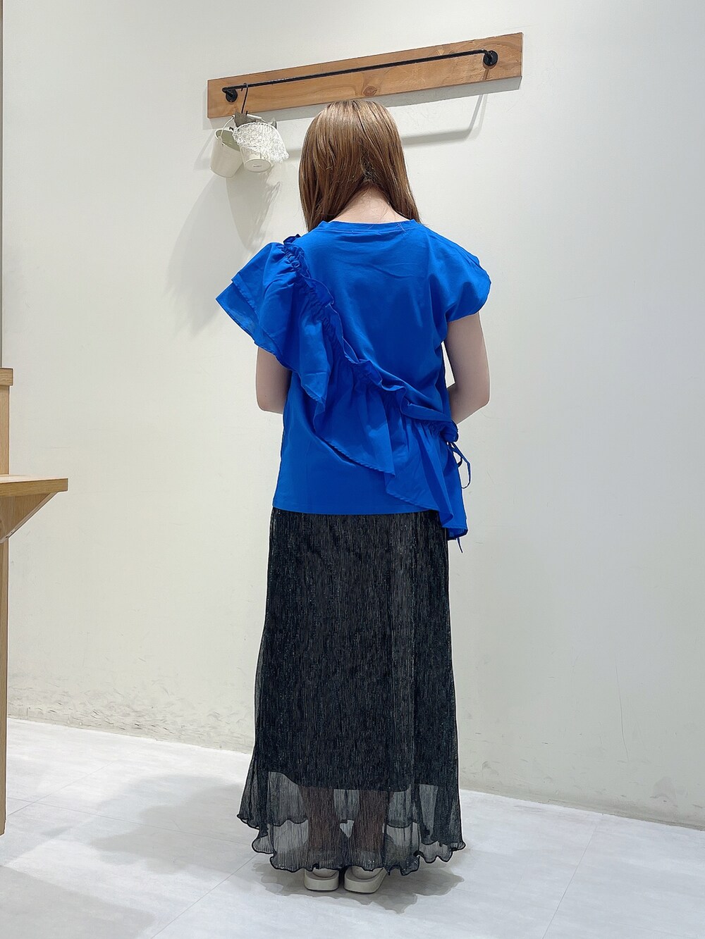 ブルー系のTシャツ/カットソー、ブラック系のスカート、シルバー系のドレスシューズを着用したレディースの夏コーディネートの3枚目の写真