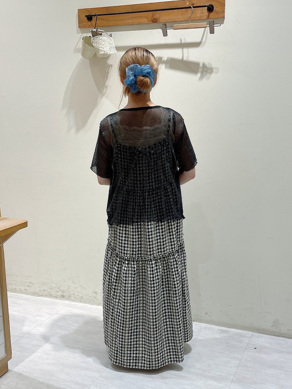 ブラック系のカーディガン/ボレロ、ホワイト系のタンクトップ、ブラック系のワンピースを着用したレディースの夏コーディネートの3枚目の写真