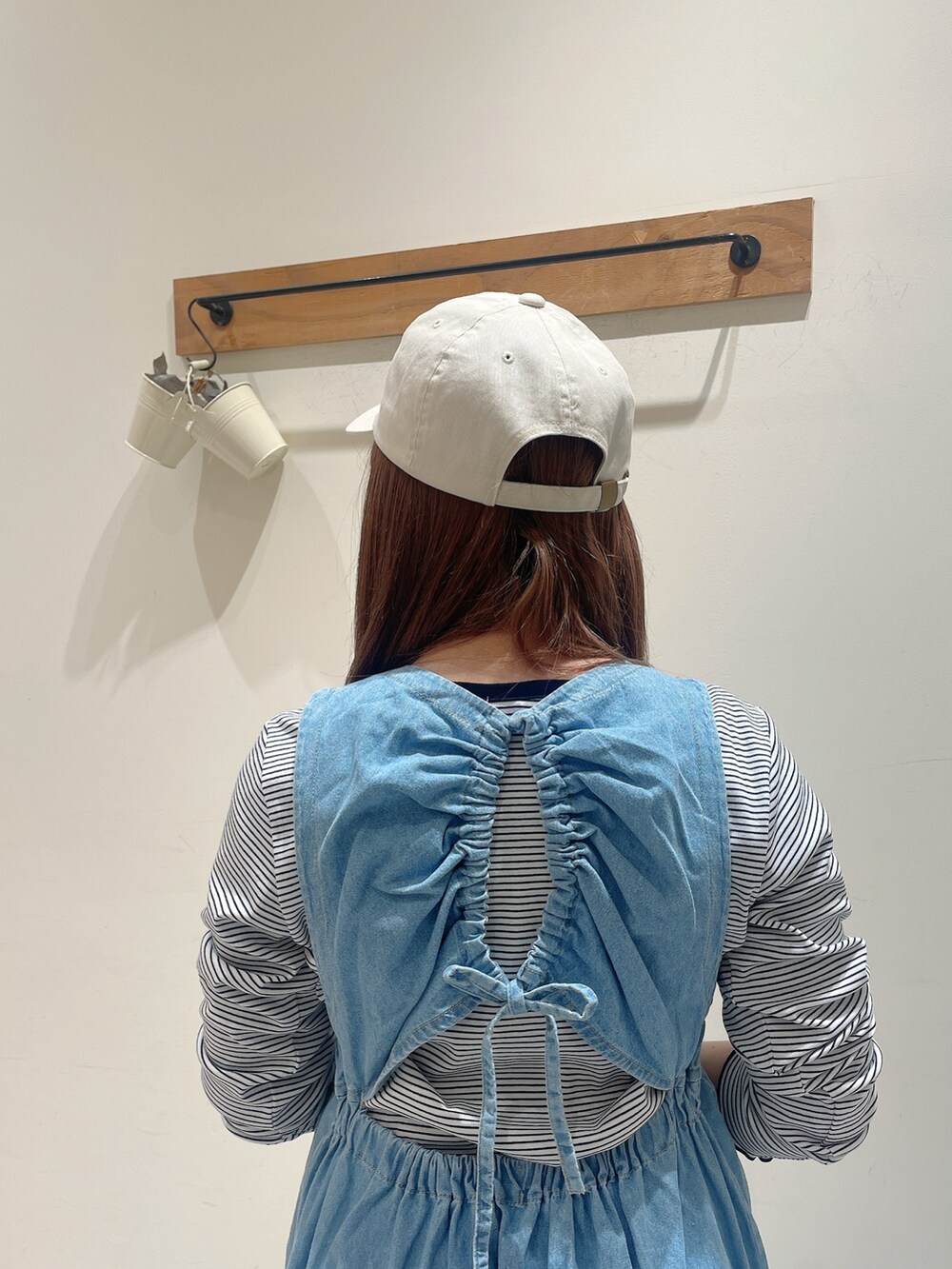 ホワイト系のブルゾン、ホワイト系のTシャツ/カットソー、ブルー系のワンピースを着用したレディースの春コーディネートの4枚目の写真