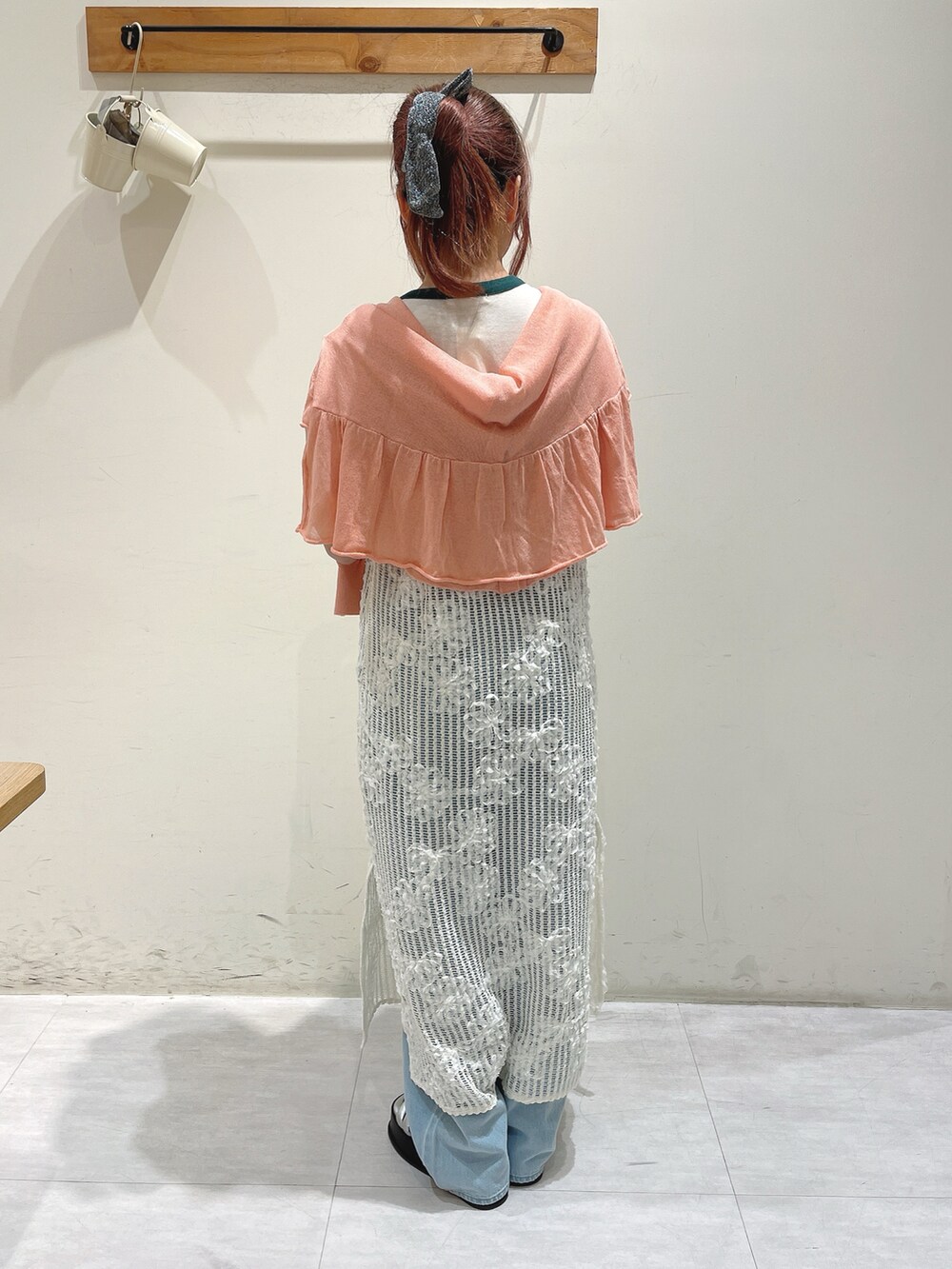 ホワイト系のTシャツ/カットソー、オレンジ系のカーディガン/ボレロ、ホワイト系のワンピース/ドレスを着用したレディースの春コーディネートの4枚目の写真