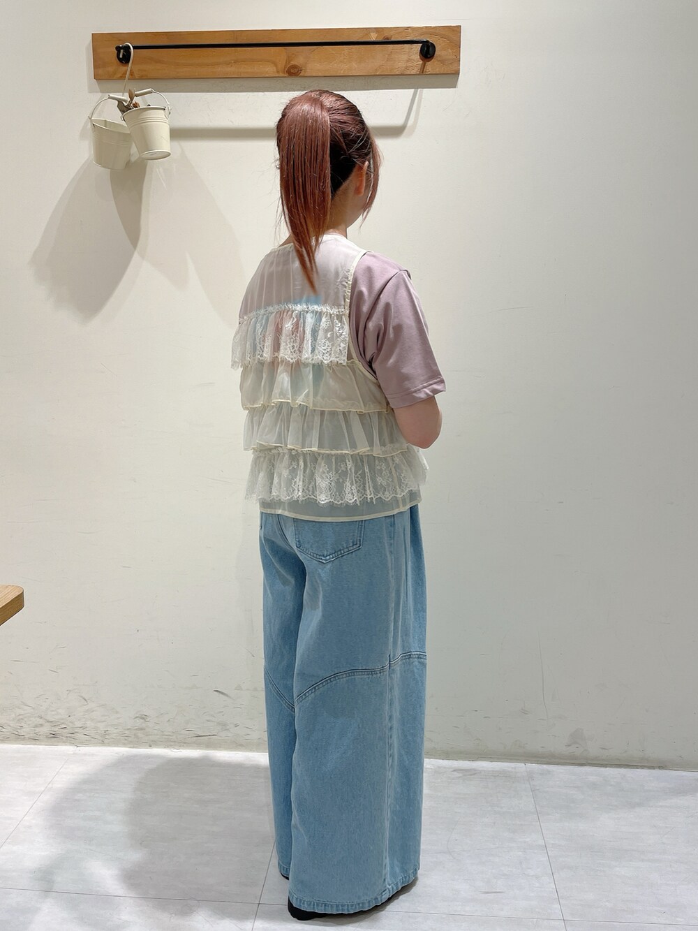 ピンク系のTシャツ/カットソー、ホワイト系のベスト、ブルー系のその他パンツを着用したレディースの春コーディネートの2枚目の写真