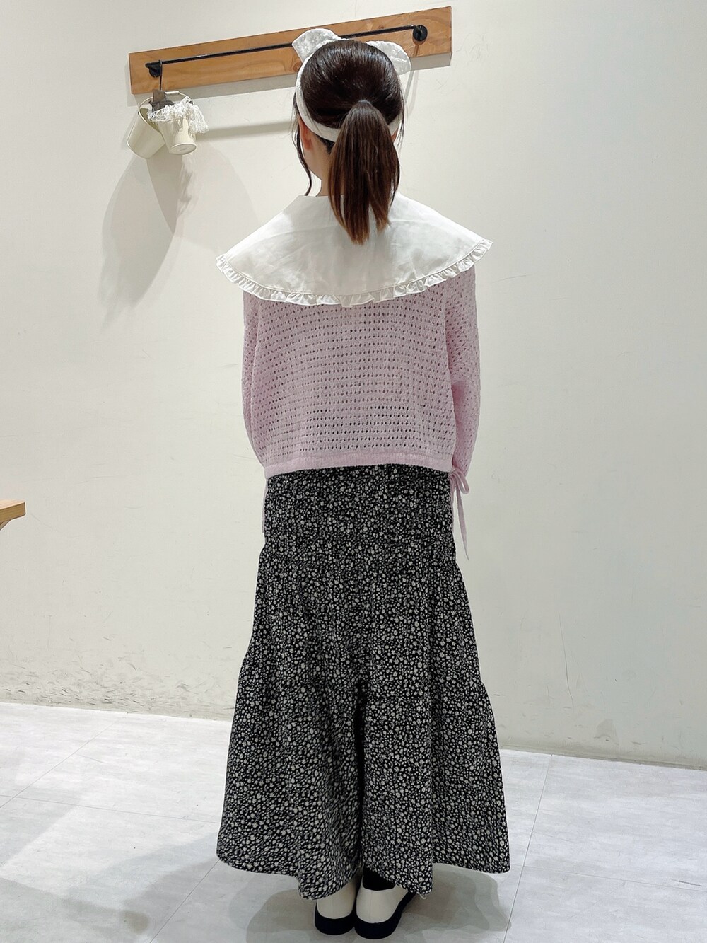 パープル系のカーディガン/ボレロ、ホワイト系のシャツ/ブラウス、グレー系のスカートを着用したレディースの春コーディネートの3枚目の写真