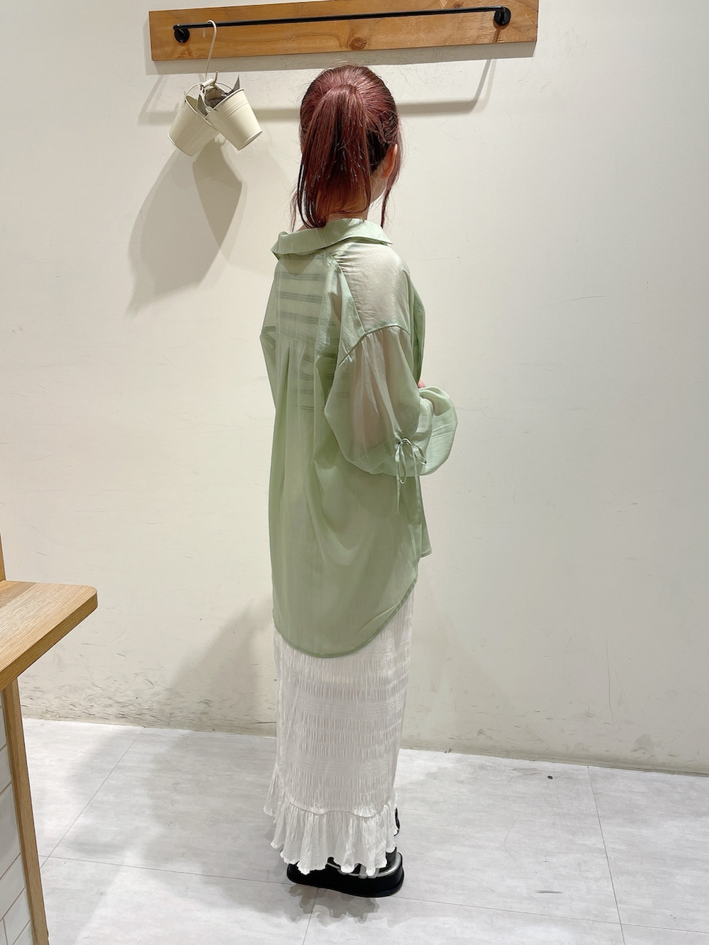 グリーン系のシャツ/ブラウス、ホワイト系のタンクトップ、ホワイト系のスカートを着用したレディースの春コーディネートの2枚目の写真