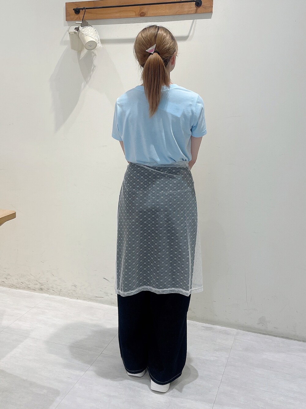 ブルー系のTシャツ/カットソー、ホワイト系のスカート、ブラック系のその他パンツを着用したレディースの夏コーディネートの3枚目の写真