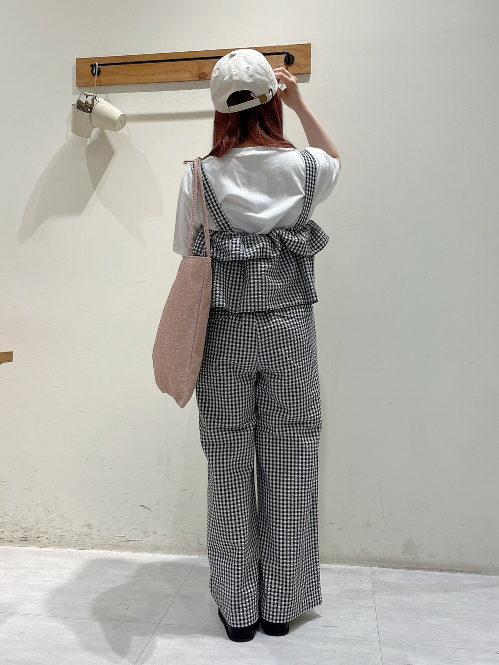 ホワイト系のTシャツ/カットソー、ブラック系のシャツ/ブラウス、ブラック系のパンツを着用したレディースの春コーディネートの3枚目の写真