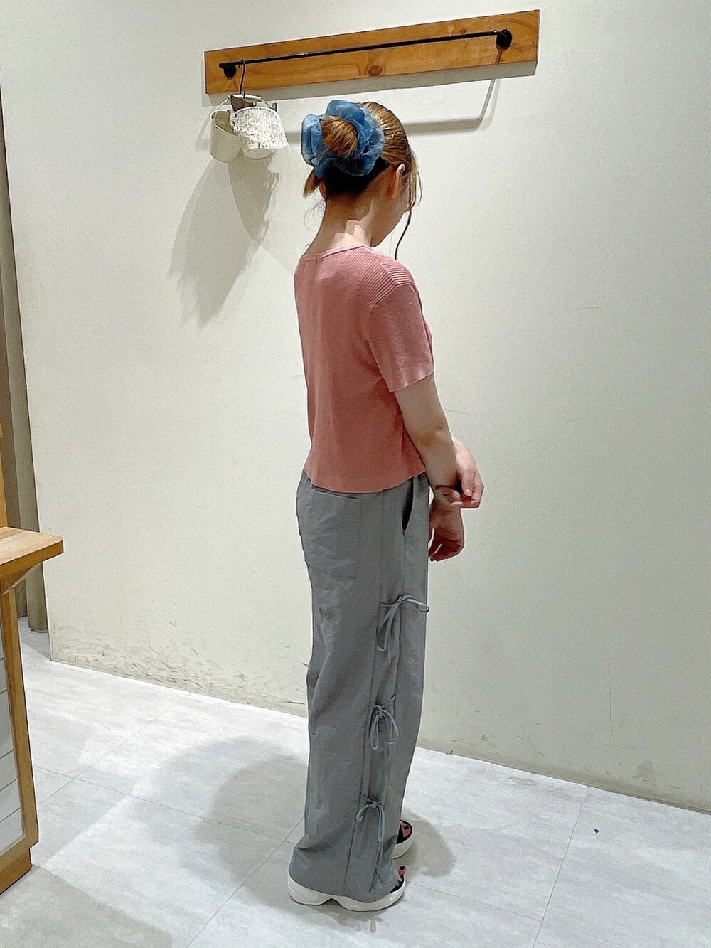 ピンク系のカーディガン/ボレロ、ホワイト系のタンクトップ、グレー系のその他パンツを着用したレディースの夏コーディネートの2枚目の写真