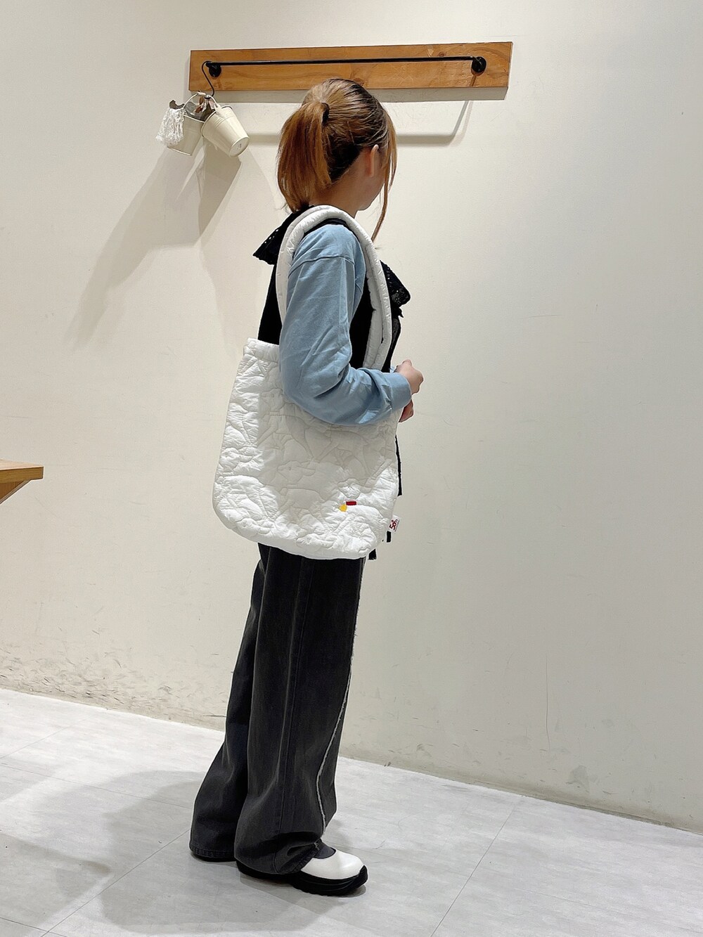 ブルー系のTシャツ/カットソー、ブラック系のシャツ/ブラウス、グレー系のその他パンツを着用したレディースの夏コーディネートの2枚目の写真