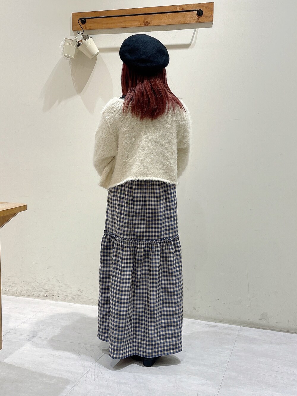 ブラック系のTシャツ/カットソー、ホワイト系のカーディガン/ボレロ、ブルー系のワンピースを着用したレディースの秋コーディネートの3枚目の写真