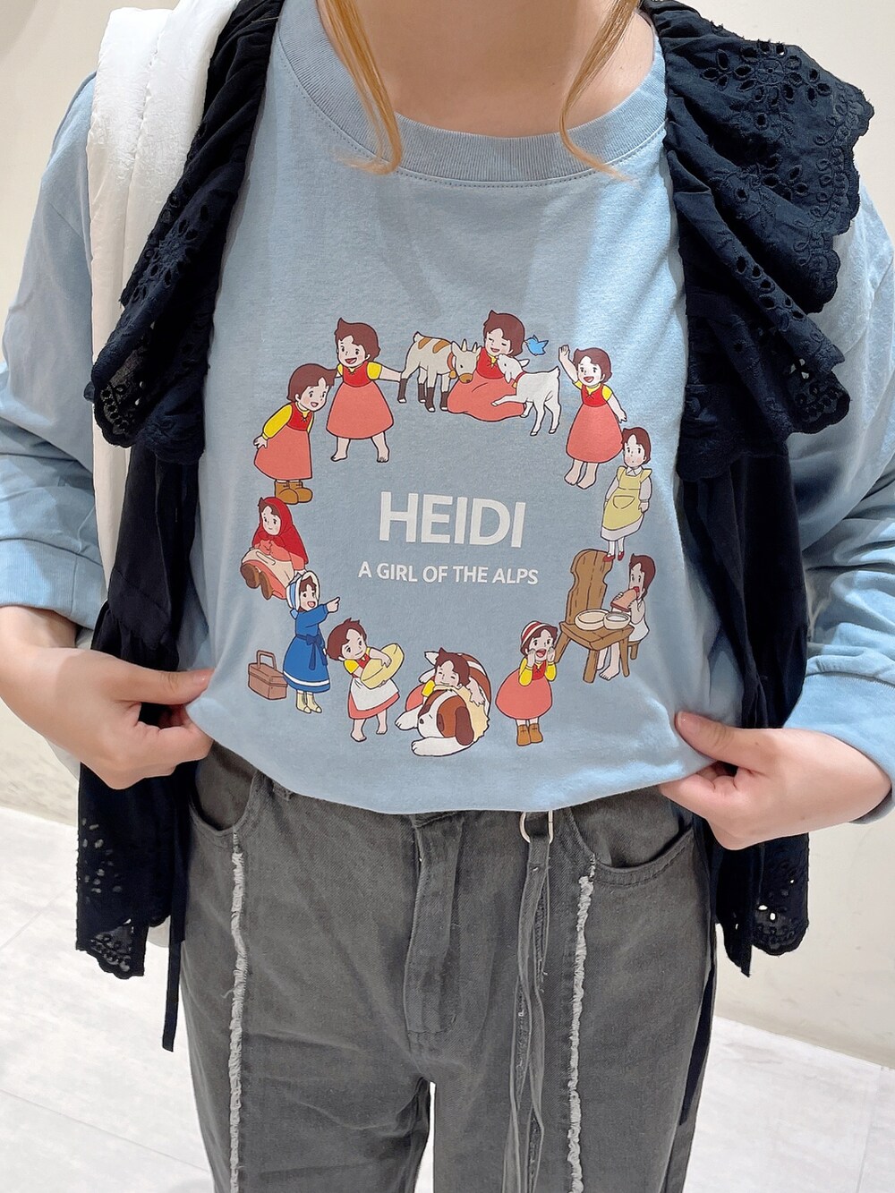 ブルー系のTシャツ/カットソー、ブラック系のシャツ/ブラウス、グレー系のその他パンツを着用したレディースの夏コーディネートの4枚目の写真