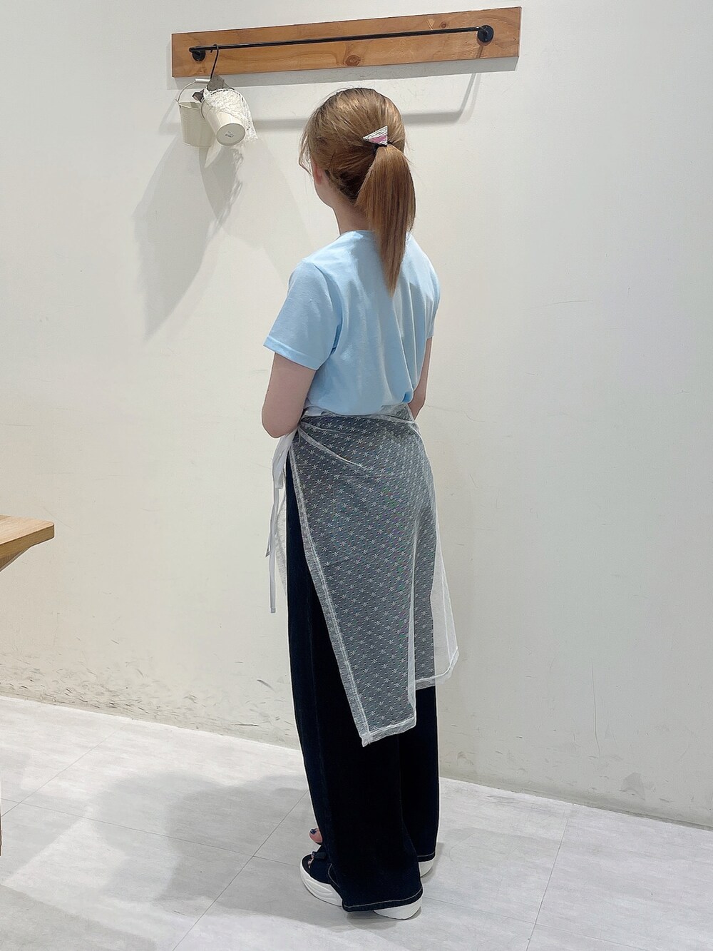 ブルー系のTシャツ/カットソー、ホワイト系のスカート、ブラック系のその他パンツを着用したレディースの夏コーディネートの2枚目の写真