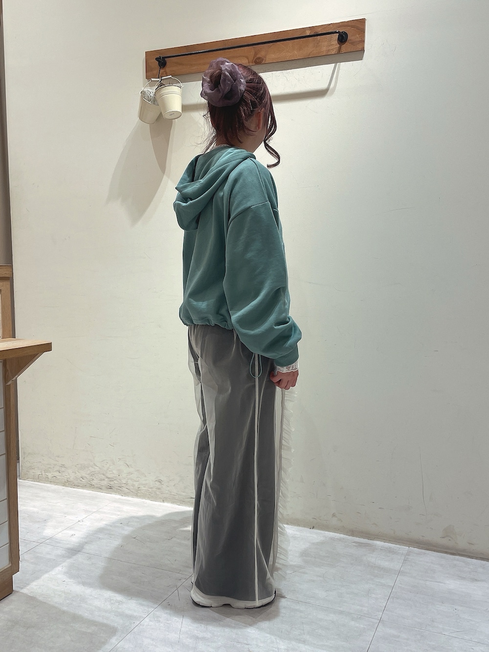 グリーン系のTシャツ/カットソー、ホワイト系のTシャツ/カットソー、ブラック系のその他パンツを着用したレディースの冬コーディネートの2枚目の写真