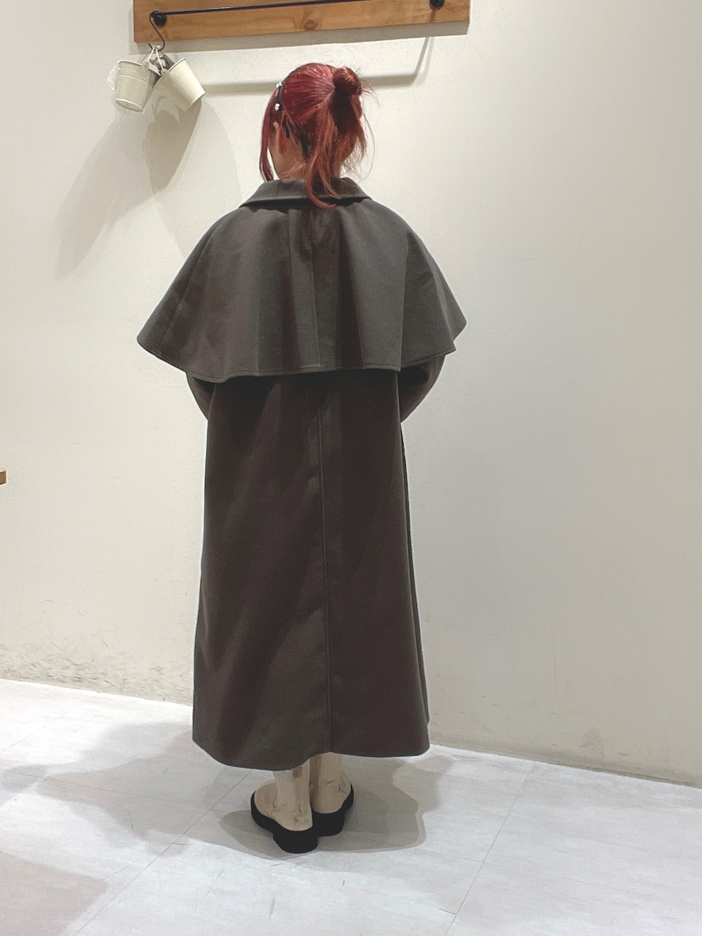 ブラウン系のジャケット/アウター、ホワイト系のニット/セーター、ブラック系のスカートを着用したレディースの秋コーディネートの3枚目の写真