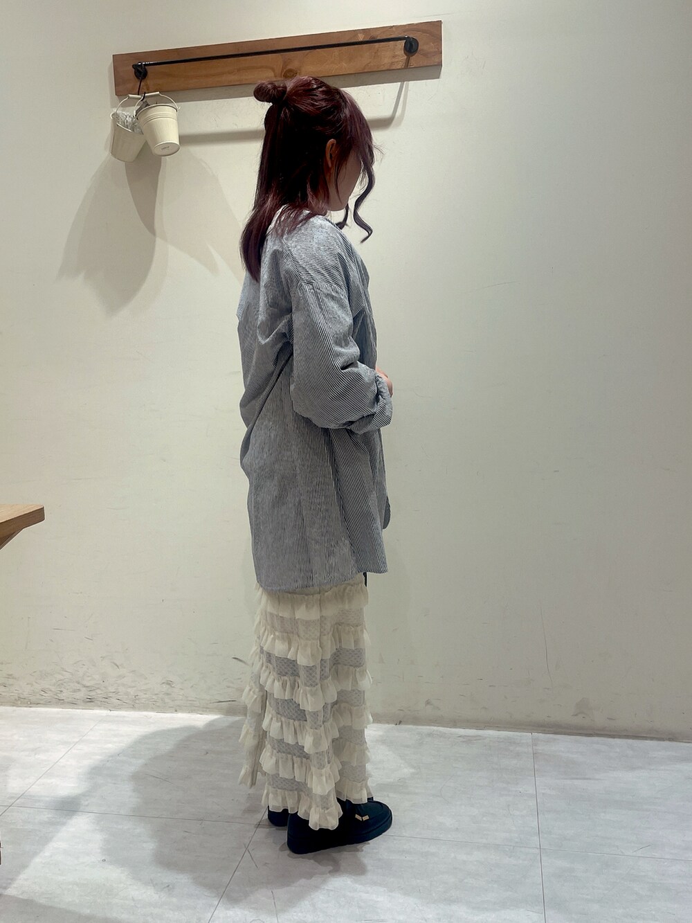 ホワイト系のTシャツ/カットソー、ブルー系のシャツ/ブラウス、ホワイト系のスカートを着用したレディースの冬コーディネートの2枚目の写真