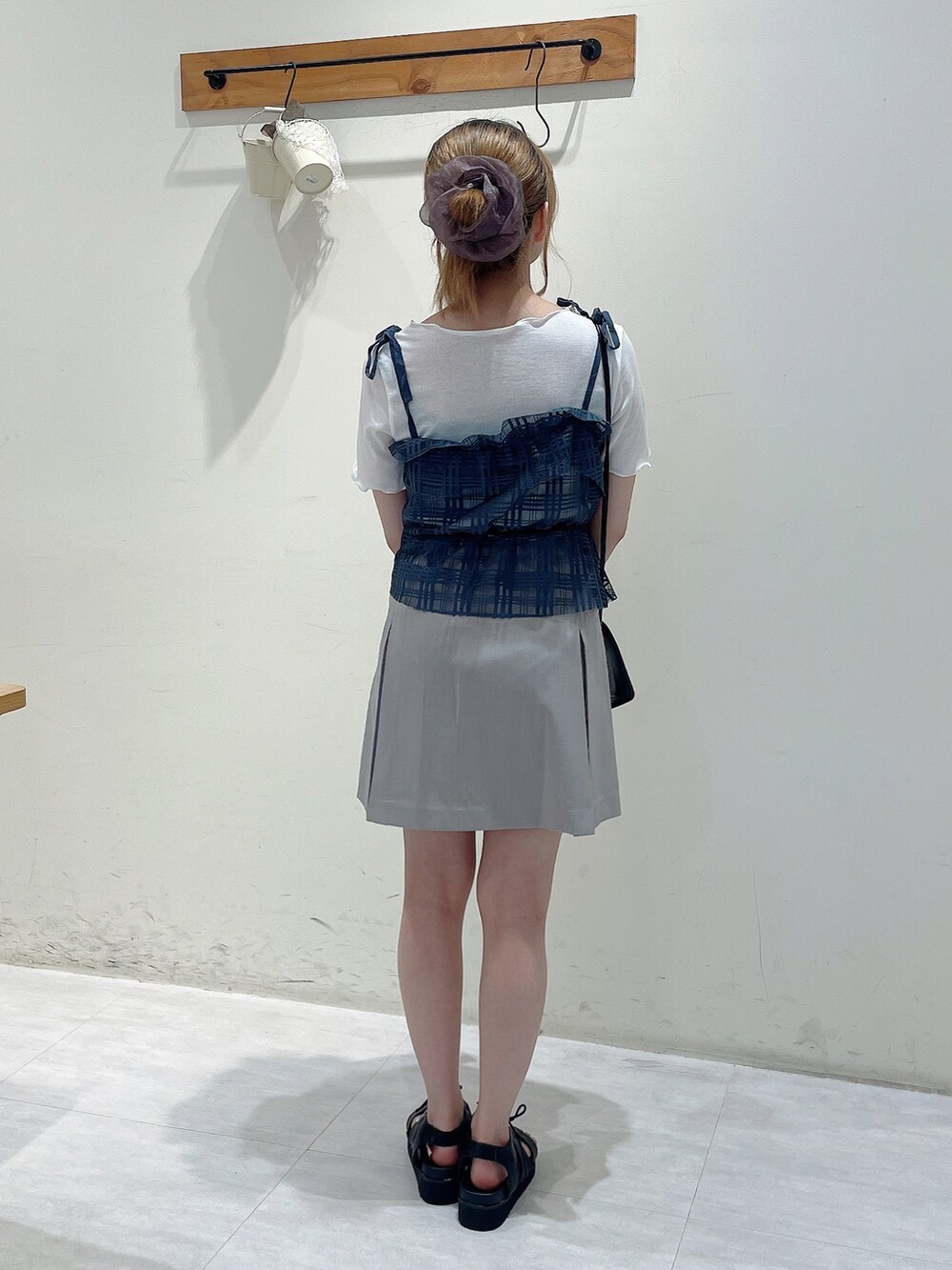 ホワイト系のTシャツ/カットソー、ブルー系のシャツ/ブラウス、グレー系のスカートを着用したレディースの夏コーディネートの3枚目の写真