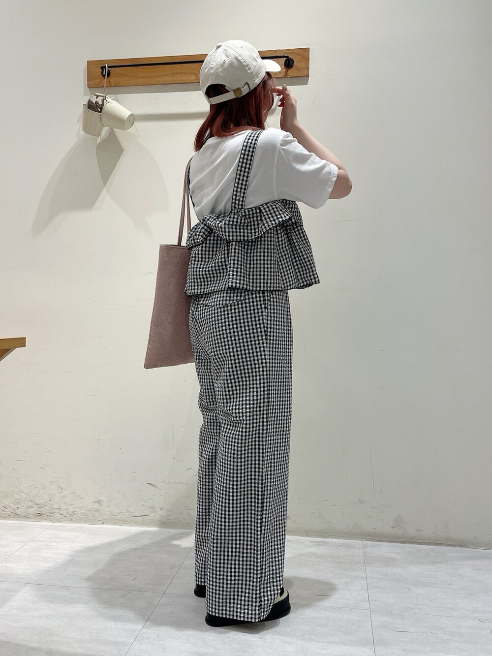 ホワイト系のTシャツ/カットソー、ブラック系のシャツ/ブラウス、ブラック系のパンツを着用したレディースの春コーディネートの2枚目の写真