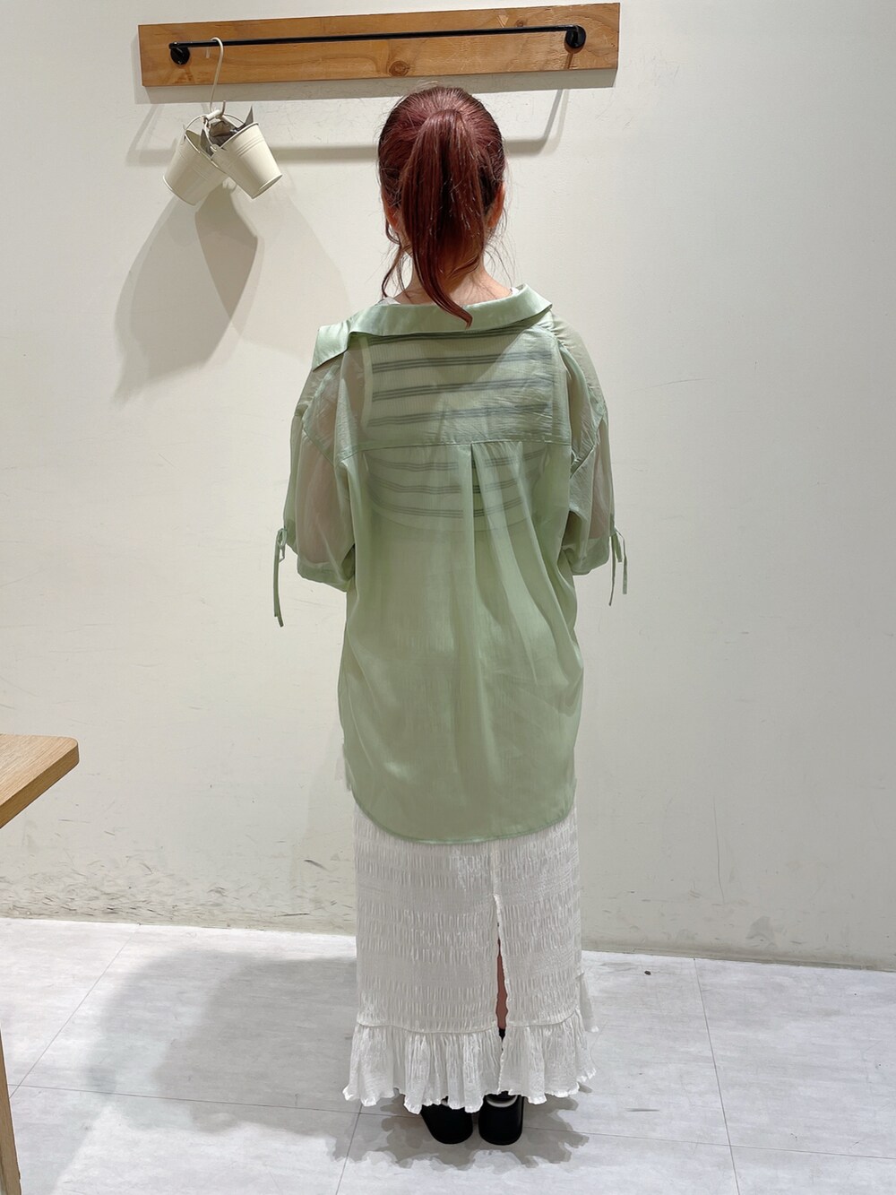 グリーン系のシャツ/ブラウス、ホワイト系のタンクトップ、ホワイト系のスカートを着用したレディースの春コーディネートの3枚目の写真