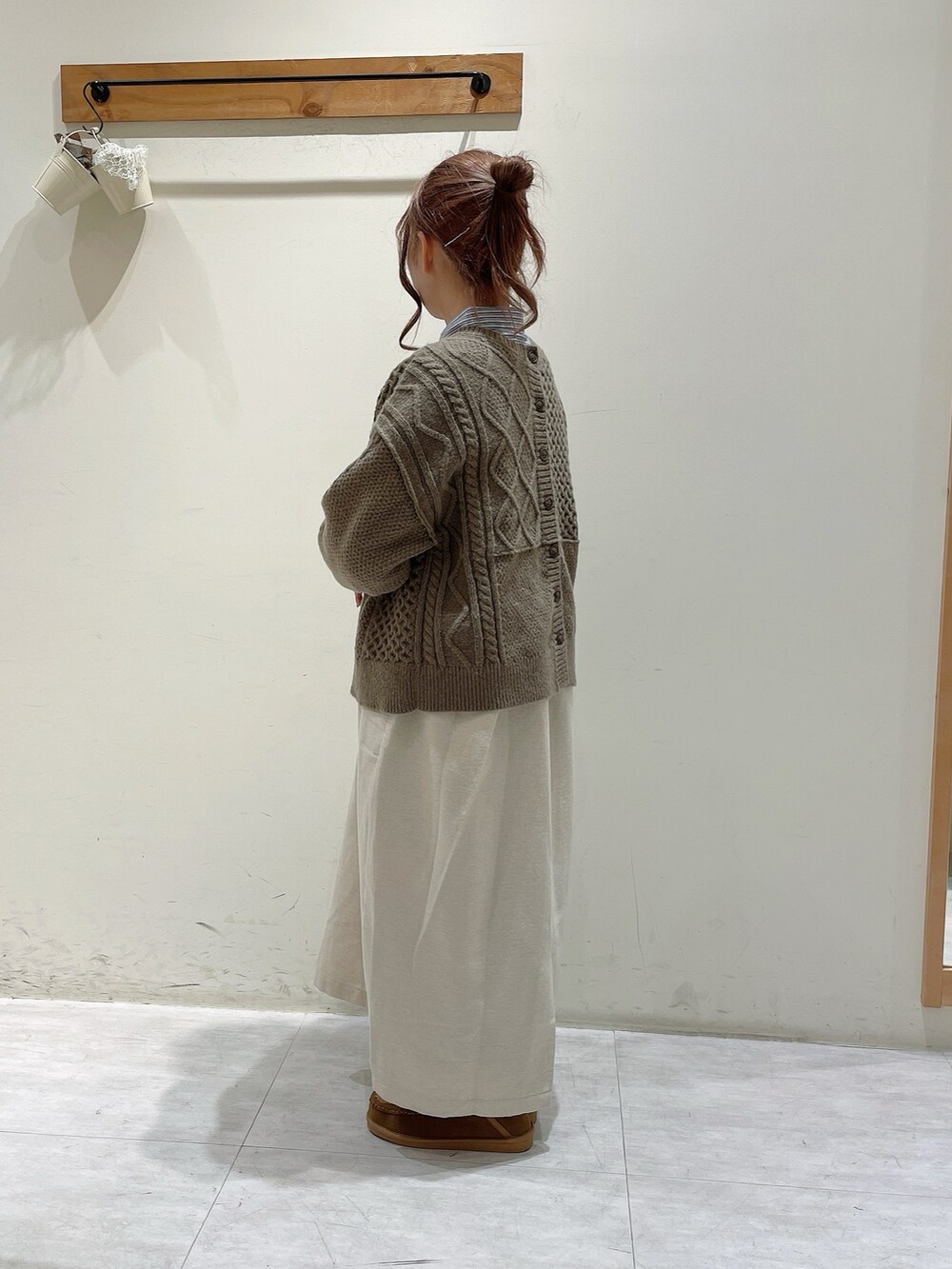 ブルー系のシャツ/ブラウス、ブラウン系のカーディガン/ボレロ、ホワイト系のワンピースを着用したレディースの冬コーディネートの2枚目の写真