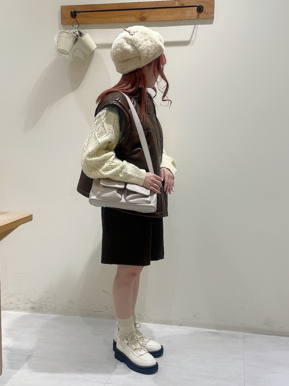 ブラウン系のノーカラージャケット、ブルー系のTシャツ/カットソー、ブラウン系のその他パンツを着用したレディースの秋コーディネートの3枚目の写真