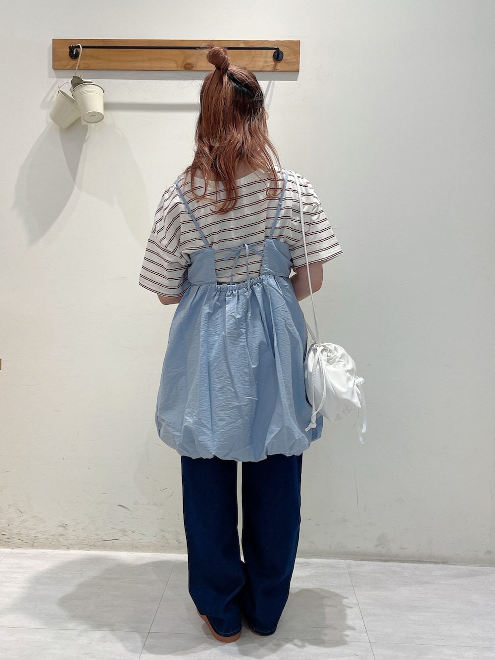 レッド系のTシャツ/カットソー、ブルー系のワンピース/ドレス、ブルー系のその他パンツを着用したレディースの夏コーディネートの3枚目の写真