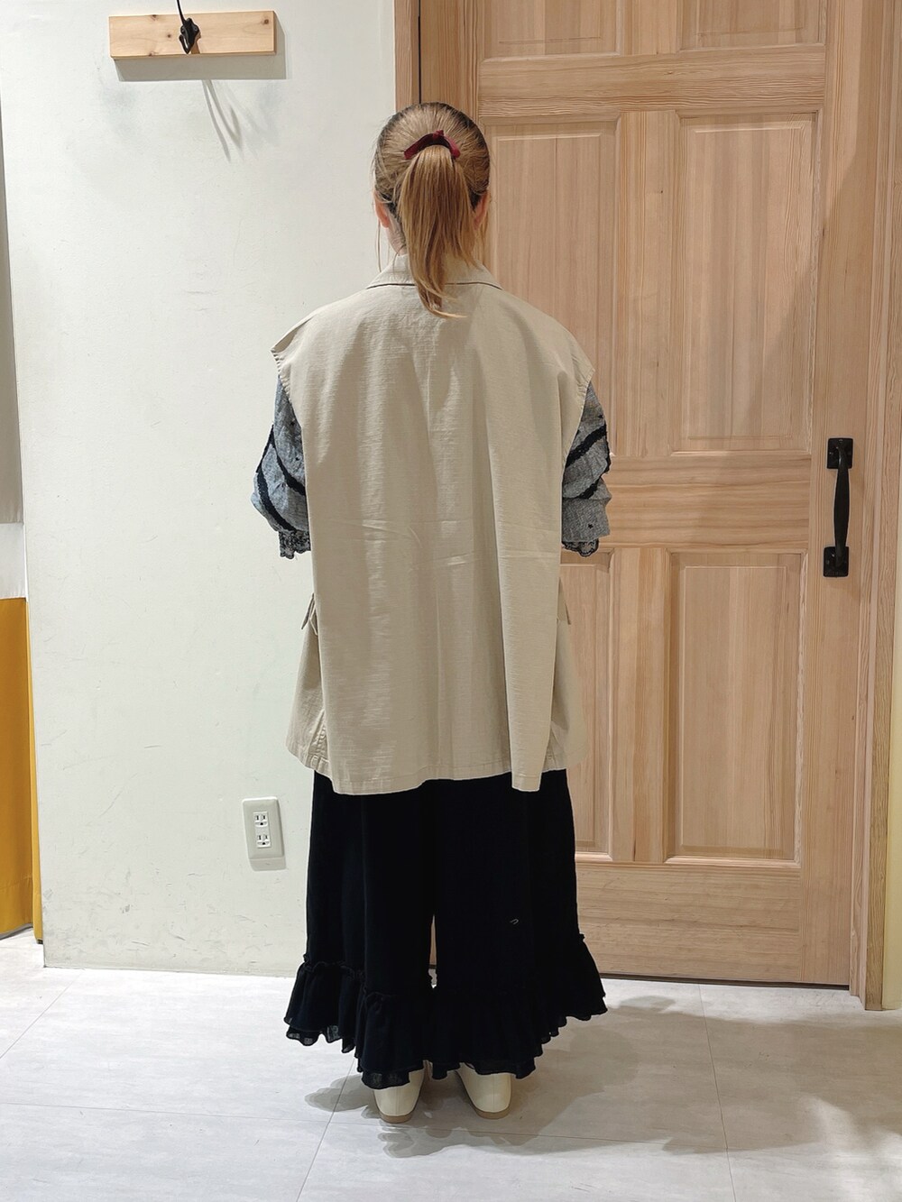 「Samansa Mos2、SM2、サマンサ モスモス(Samansa Mos2)、kazumiコラボ、低身長、秋コーデ、秋服準備はじめました、リネン、カジュアル、大人カジュアル、パンツスタイル、ベスト、ブラウス、刺繍」｜「Samansa Mos2のアイテム（シャツ/ブラウス、グレー系）」を使った、ayuさん（レディース・150cm）の夏コーディネートの3枚目の写真