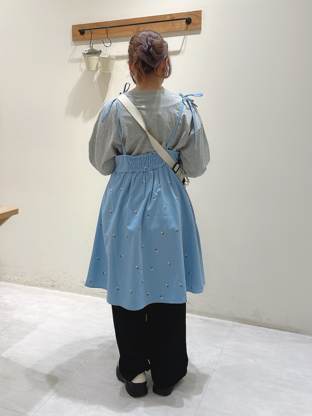 グレー系のTシャツ/カットソー、ブルー系のワンピース、ホワイト系のハンドバッグを着用したレディースの春コーディネートの3枚目の写真