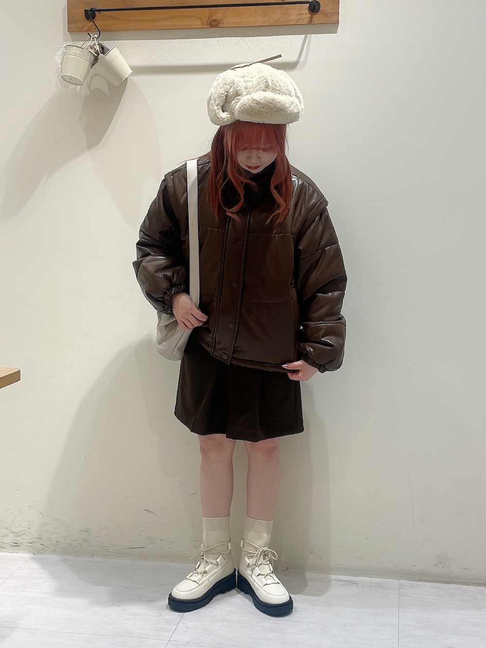 ブラウン系のノーカラージャケット、ブルー系のTシャツ/カットソー、ブラウン系のその他パンツを着用したレディースの秋コーディネートの2枚目の写真