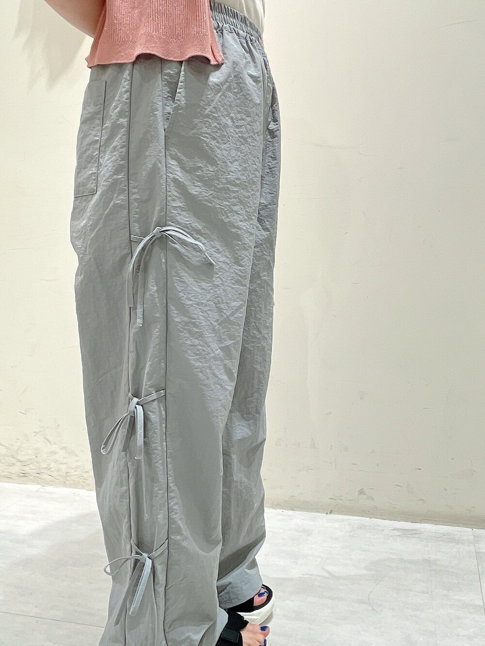 ピンク系のカーディガン/ボレロ、ホワイト系のタンクトップ、グレー系のその他パンツを着用したレディースの夏コーディネートの4枚目の写真