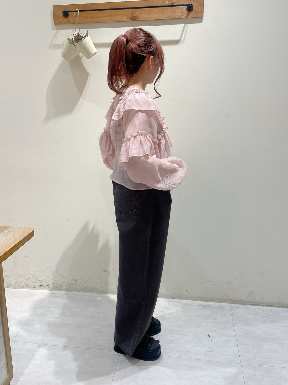 ピンク系のシャツ/ブラウス、ホワイト系のタンクトップ、グレー系のその他パンツを着用したレディースの春コーディネートの2枚目の写真