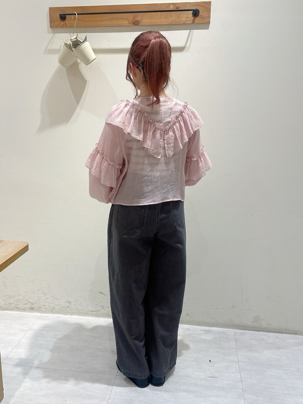 ピンク系のシャツ/ブラウス、ホワイト系のタンクトップ、グレー系のその他パンツを着用したレディースの春コーディネートの3枚目の写真