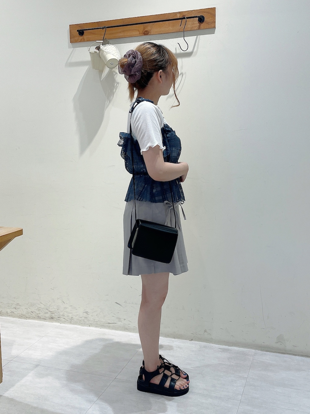 ホワイト系のTシャツ/カットソー、ブルー系のシャツ/ブラウス、グレー系のスカートを着用したレディースの夏コーディネートの2枚目の写真