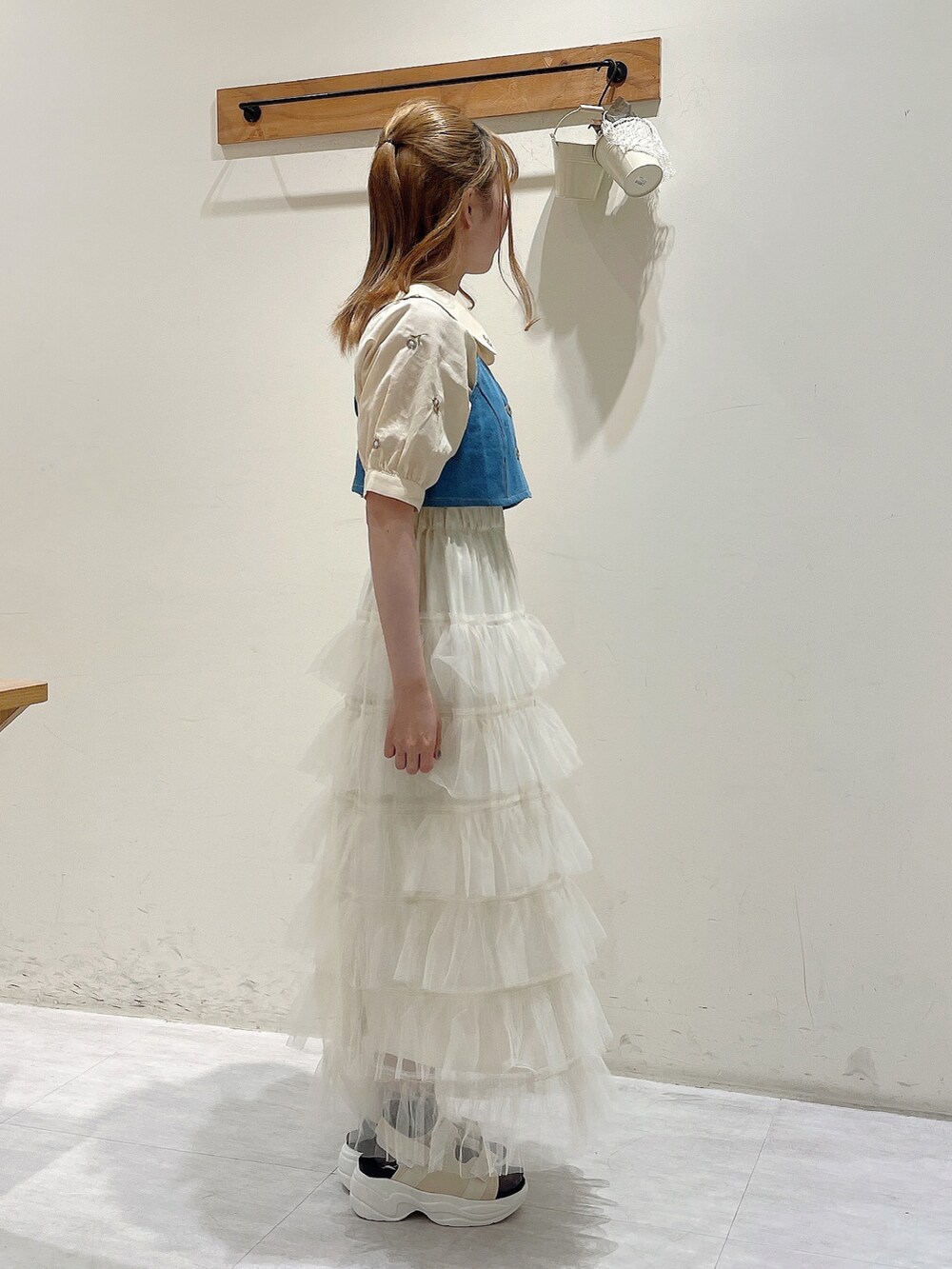 ホワイト系のシャツ/ブラウス、グリーン系のワンピース、ホワイト系のスカートを着用したレディースの春コーディネートの2枚目の写真