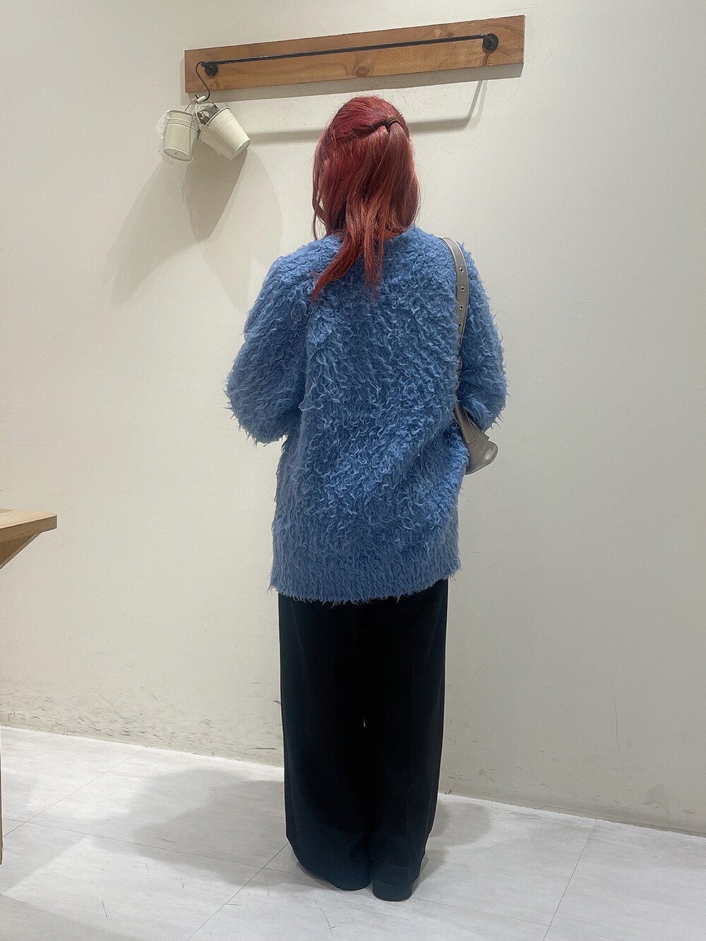 ブルー系のカーディガン/ボレロ、グレー系のTシャツ/カットソー、ブラック系のパンツを着用したレディースの秋コーディネートの3枚目の写真