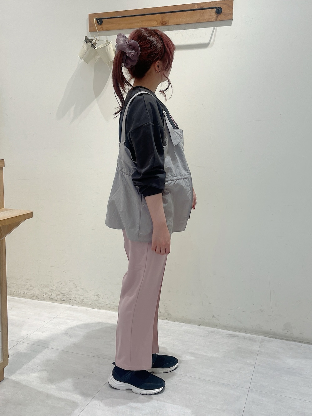 グレー系のTシャツ/カットソー、グレー系のシャツ/ブラウス、ピンク系のその他パンツを着用したレディースの春コーディネートの2枚目の写真