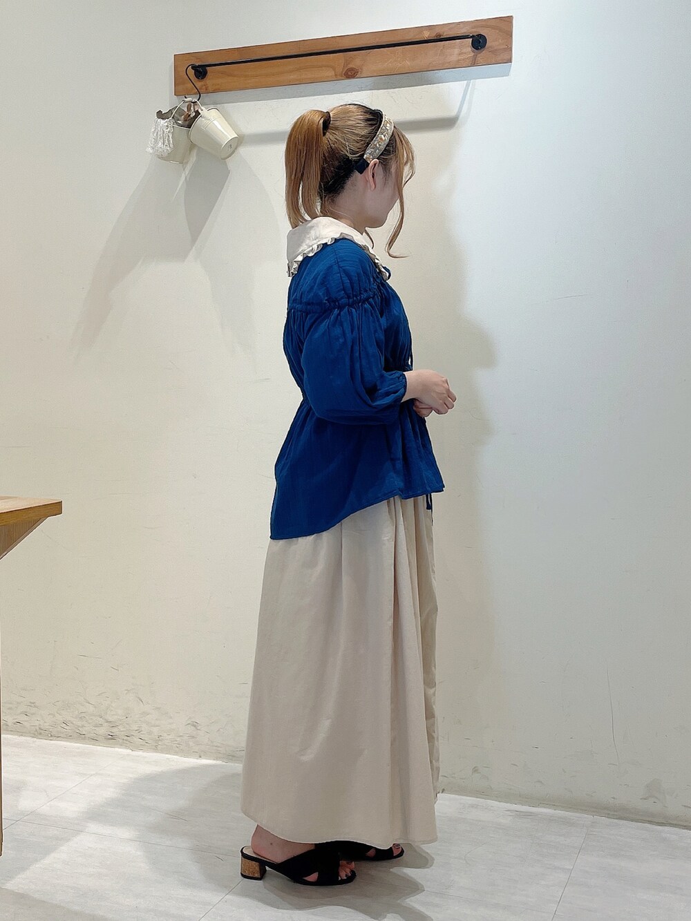 ブルー系のシャツ/ブラウス、ベージュ系のワンピースを着用したレディースの夏コーディネートの2枚目の写真