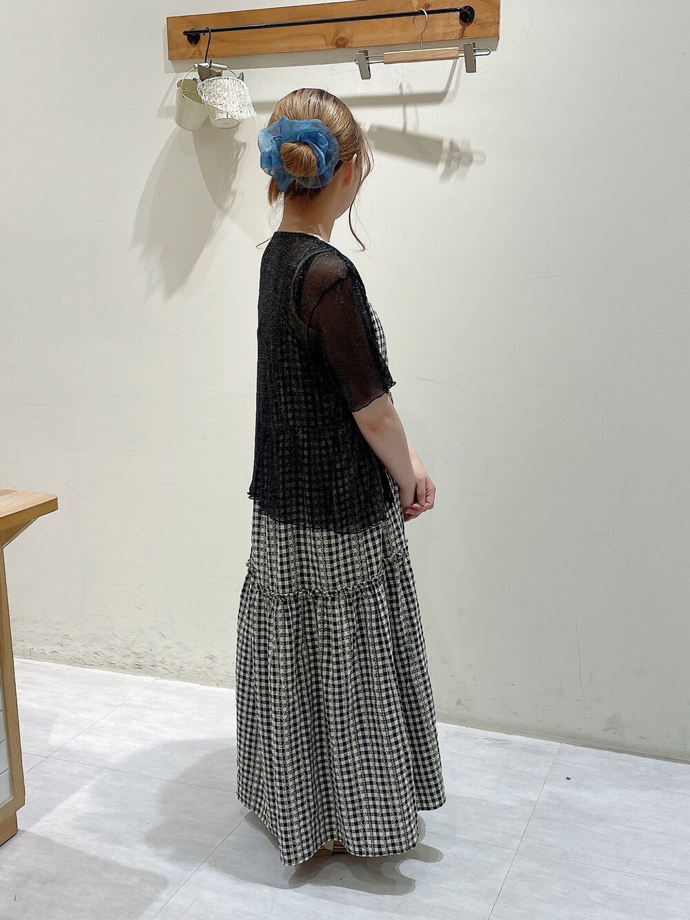 ブラック系のカーディガン/ボレロ、ホワイト系のタンクトップ、ブラック系のワンピースを着用したレディースの夏コーディネートの2枚目の写真