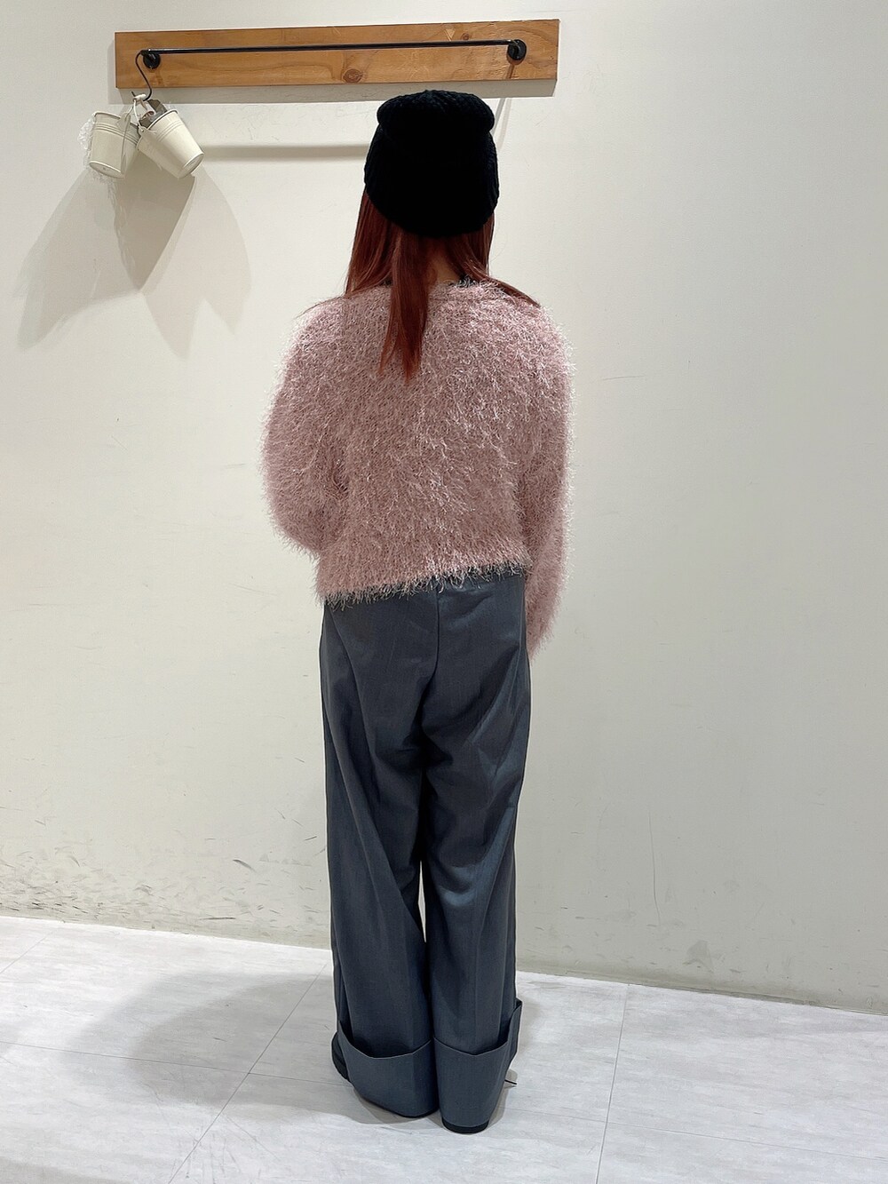 ピンク系のカーディガン/ボレロ、ブラック系のTシャツ/カットソー、グレー系のその他パンツを着用したレディースの秋コーディネートの3枚目の写真