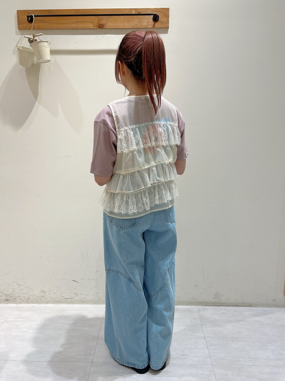 ピンク系のTシャツ/カットソー、ホワイト系のベスト、ブルー系のその他パンツを着用したレディースの春コーディネートの3枚目の写真