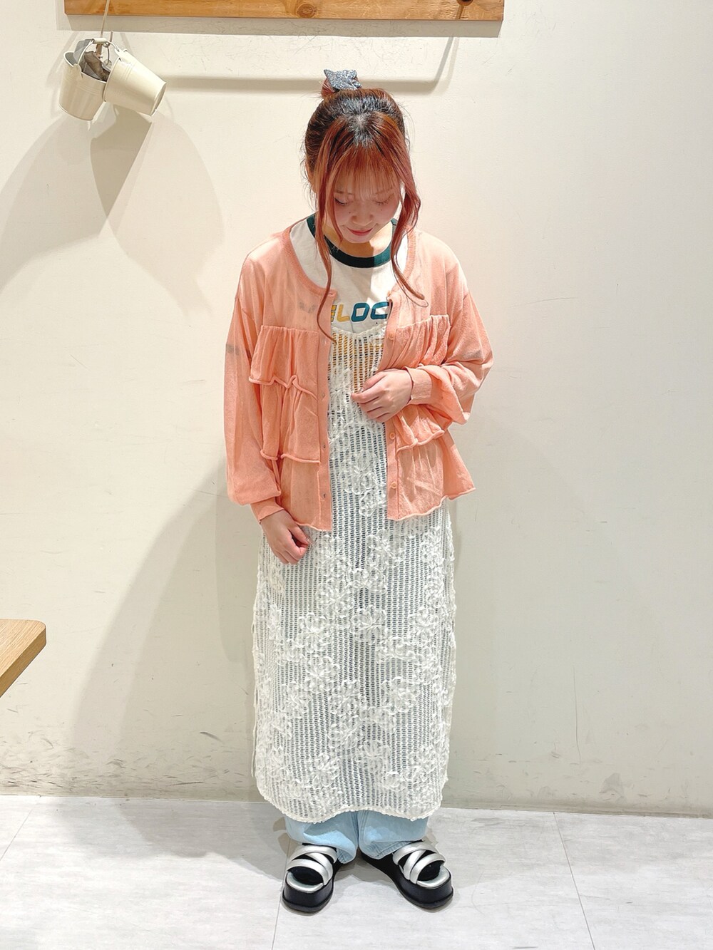 ホワイト系のTシャツ/カットソー、オレンジ系のカーディガン/ボレロ、ホワイト系のワンピース/ドレスを着用したレディースの春コーディネートの2枚目の写真