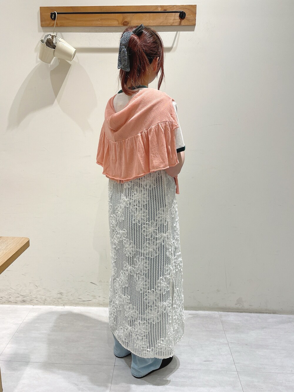 ホワイト系のTシャツ/カットソー、オレンジ系のカーディガン/ボレロ、ホワイト系のワンピース/ドレスを着用したレディースの春コーディネートの3枚目の写真