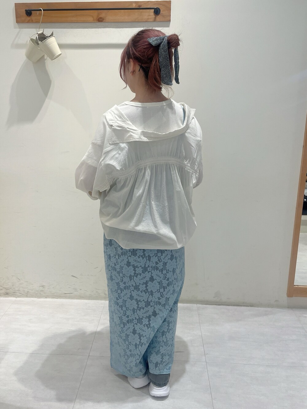 ホワイト系のシャツ/ブラウス、ブルー系のワンピース/ドレス、グレー系のその他パンツを着用したレディースの春コーディネートの3枚目の写真