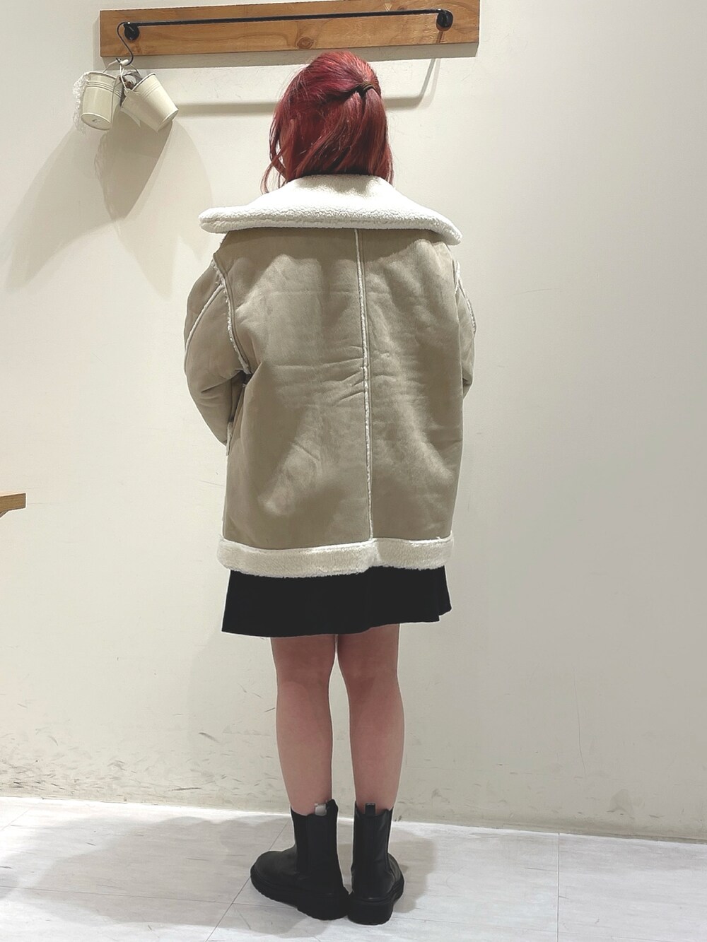 ホワイト系のノーカラージャケット、ブラック系のTシャツ/カットソー、グリーン系のワンピースを着用したレディースの秋コーディネートの3枚目の写真