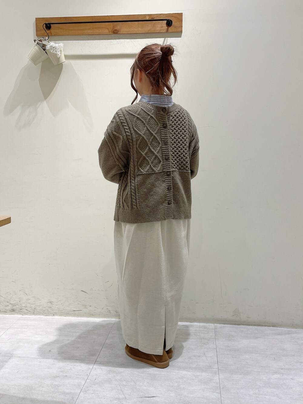 ブルー系のシャツ/ブラウス、ブラウン系のカーディガン/ボレロ、ホワイト系のワンピースを着用したレディースの冬コーディネートの3枚目の写真